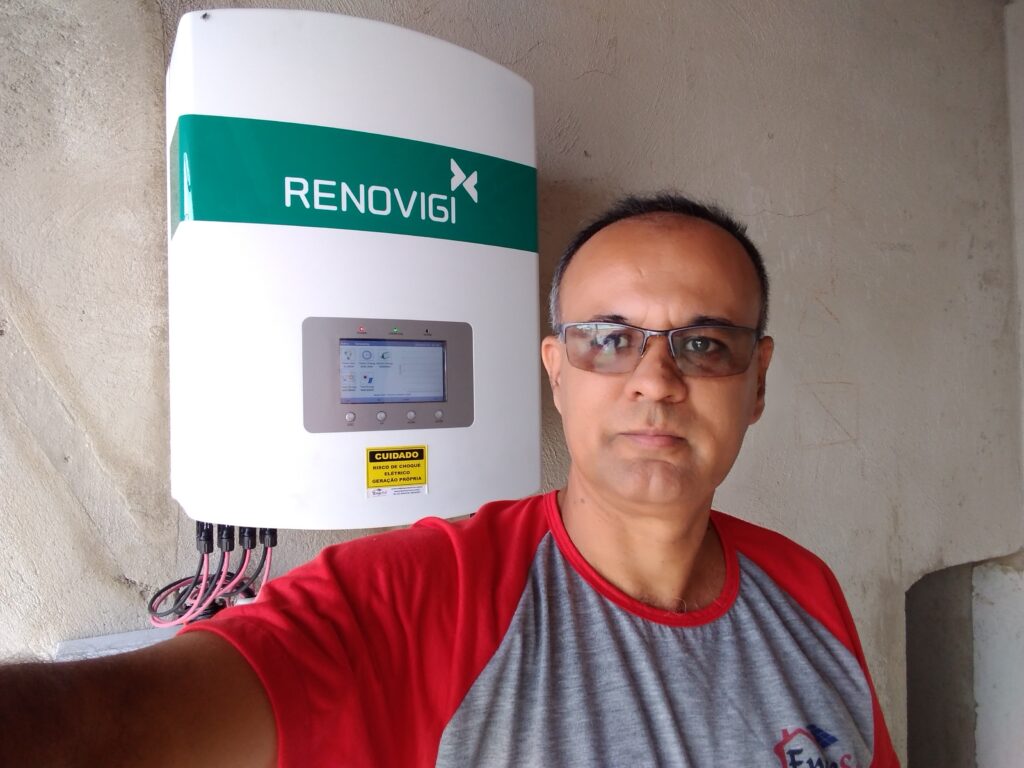 Um inversor de energia solar instalado e funcionando